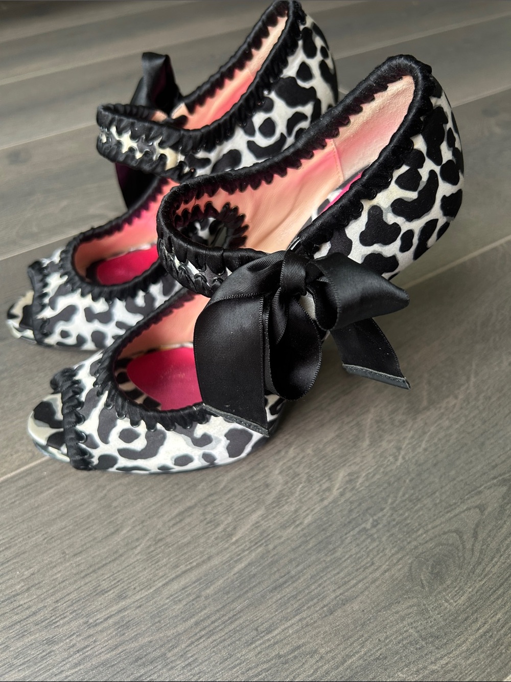 Betsey Johnson Mary Jane Bow Peep Toe Pumps Black White Animal Print Heels Sz 7 - Picture 7 of 15
